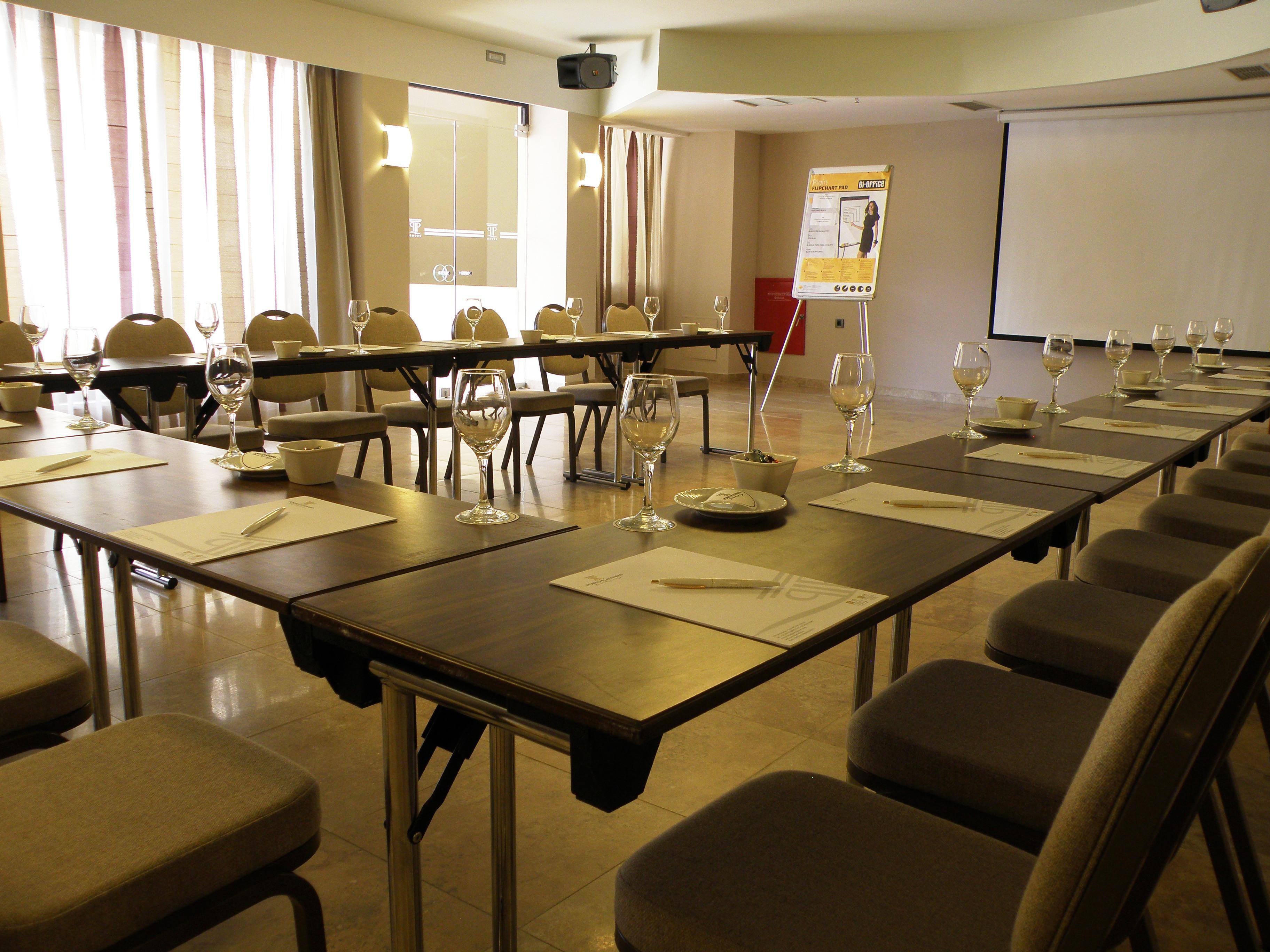 Porto Platanias Beach Resort & Spa Platanés Exterior foto A meeting room at the hotel