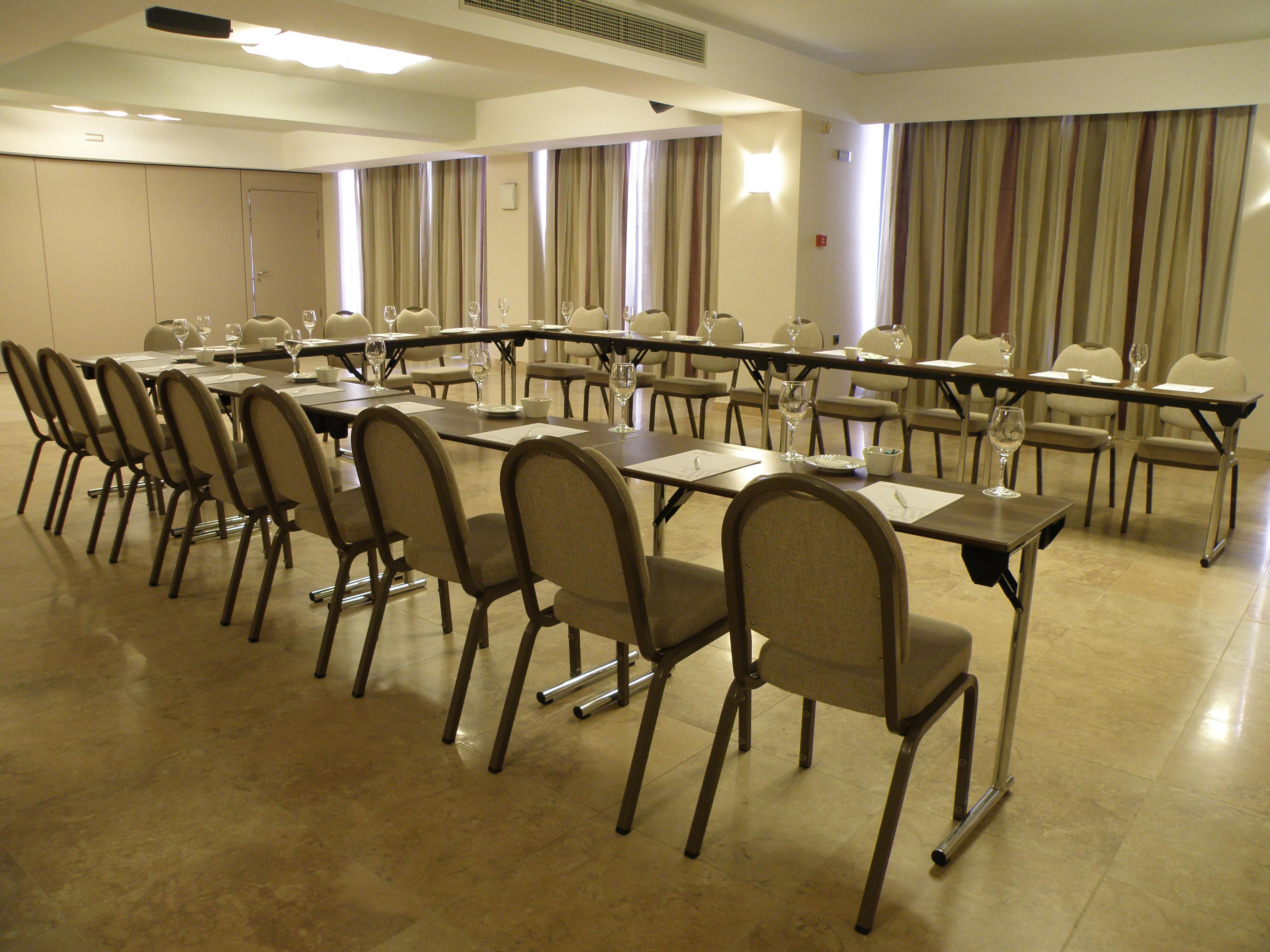 Porto Platanias Beach Resort & Spa Platanés Exterior foto A meeting room